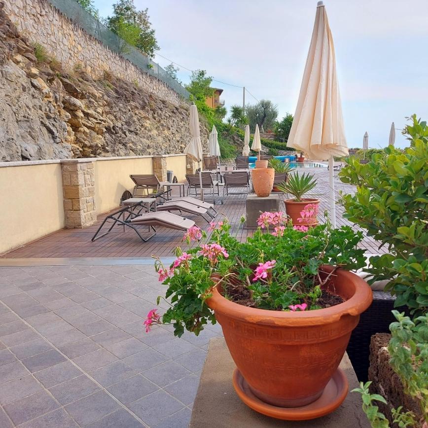 Villa Treccani Apartments Мальчезине Экстерьер фото