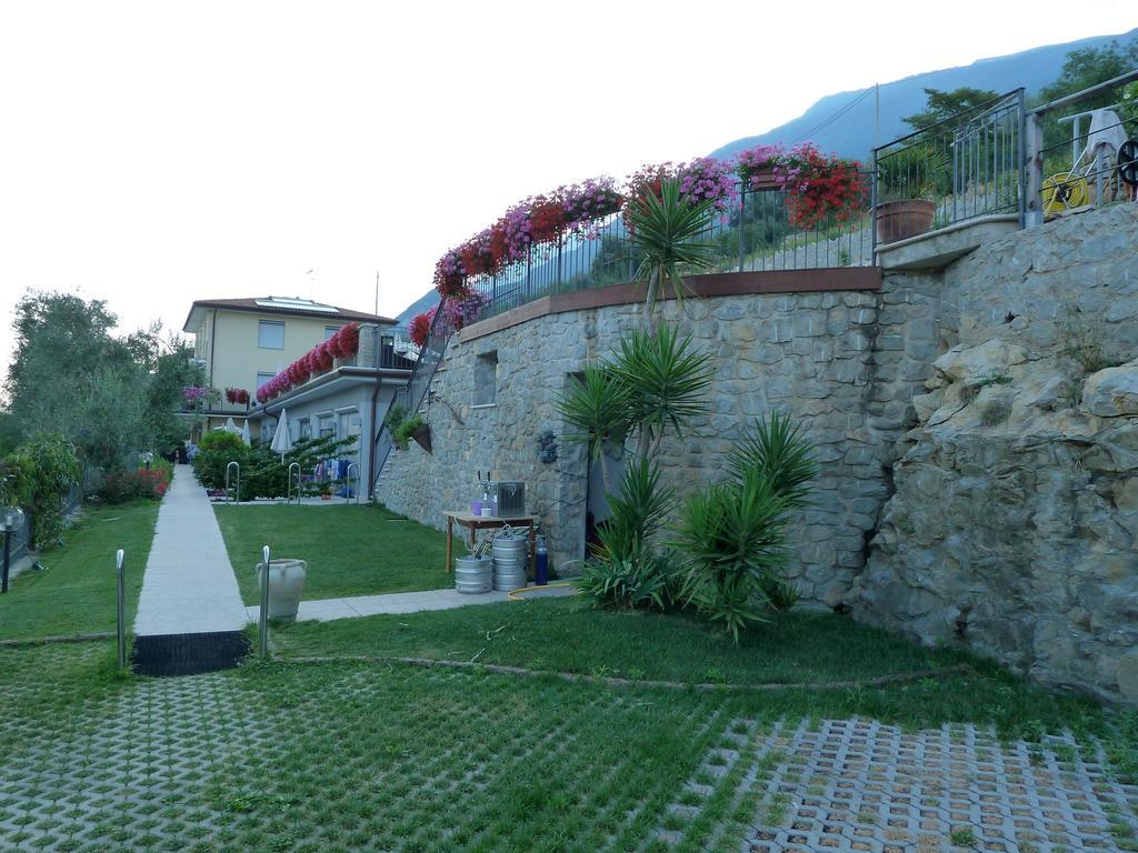Villa Treccani Apartments Мальчезине Экстерьер фото